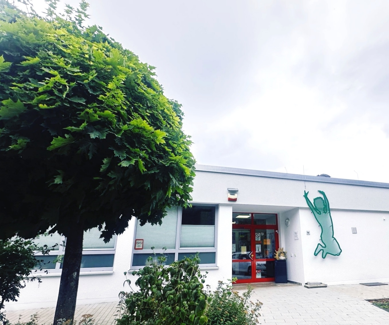 Kindergarten außen mit Figuren